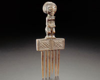 Chokwe comb with a typical pattern on the front of the figure