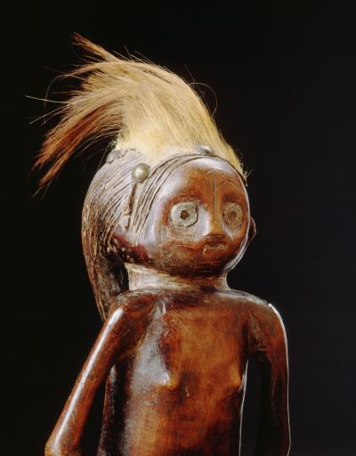Statuette ovimbundu avec houpette en poils d'antilope, ce qui ferait référence aux 'onyanga' (chasseurs)