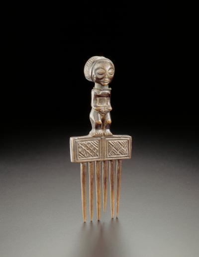Chokwe comb with a typical pattern on the front of the figure