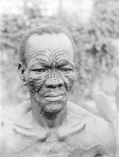 Homme mbuya avec des scarifications typiques sur le visage