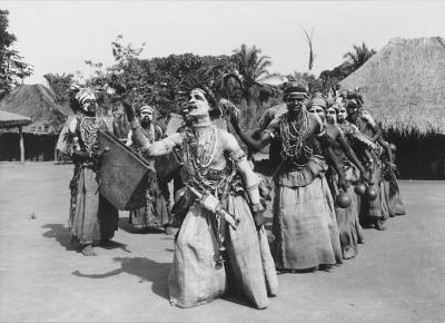 Traditionele dans door het 'Bambuli'-genootschap (1956)