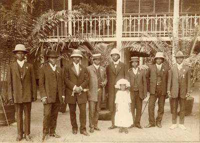 Groupe d'Africains en tenue occidentale (1912-1913)